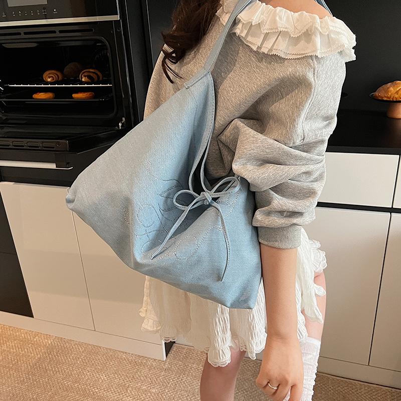 Large capacity niche design fashion trend bag women's new casual commuting shoulder bag tote bag