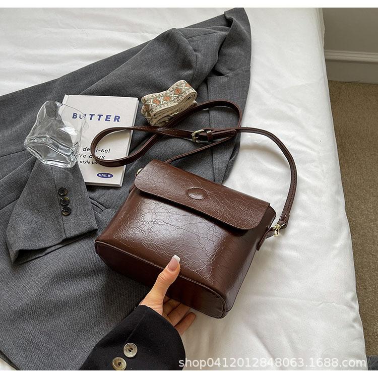 Niche Design Commuter Small Square Bag 2025 New Casual Retro Messenger Bag Fashionable Wide Shoulder Strap Commuter Shoulder Bag