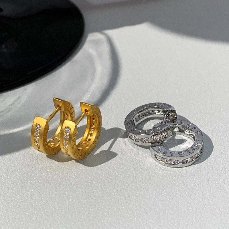 Versatile Earrings Women's Niche Design High-end Light Luxury Unique Gold Earrings, Plain Earrings, Men's Ear Buckles 2026