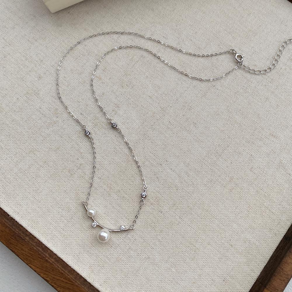 Sterling Silver Pearl & Zirconia Necklace - Elegant, Luxurious, Versatile Clavicle Chain for Women.