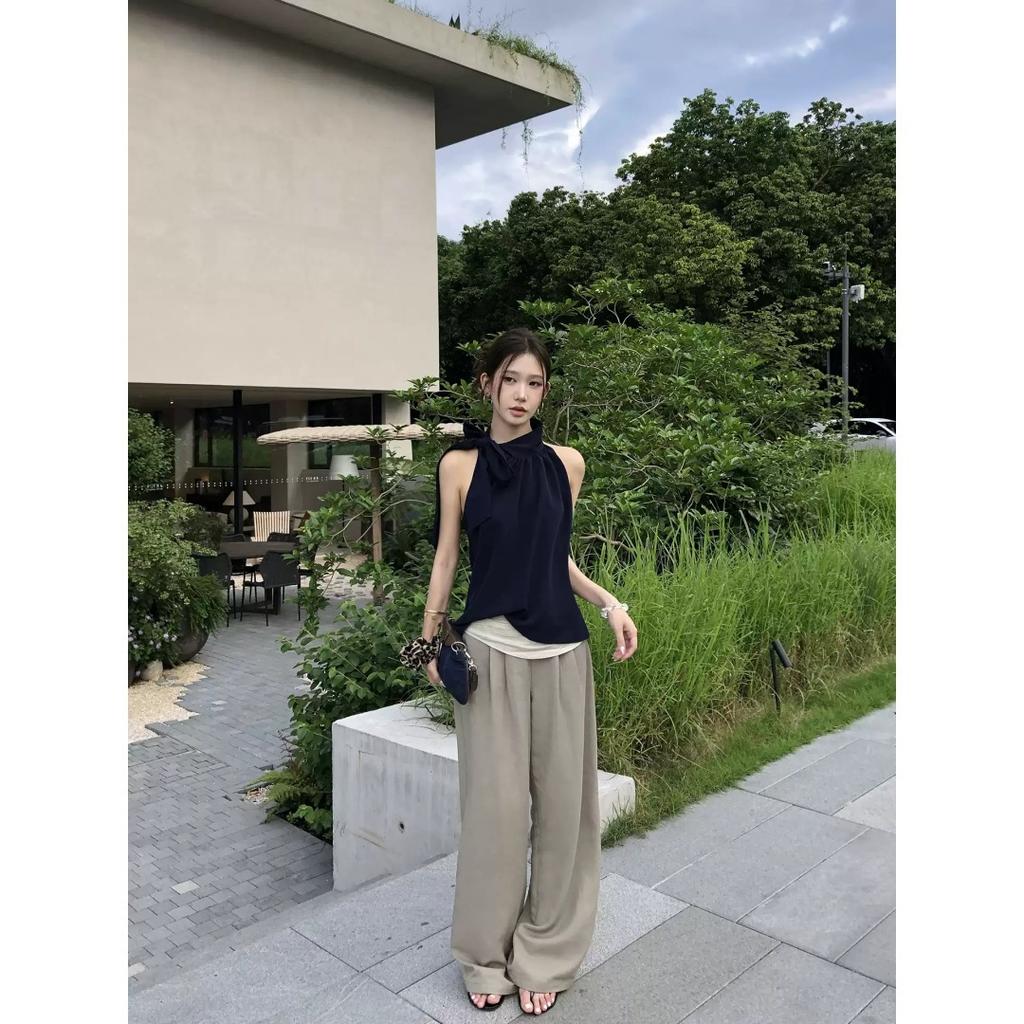 Qiao Mi, a Sling Vest for Women's Summer Wear, and a Hot Girl Wears a Sleeveless Neck Top with a Great-looking Temperament.