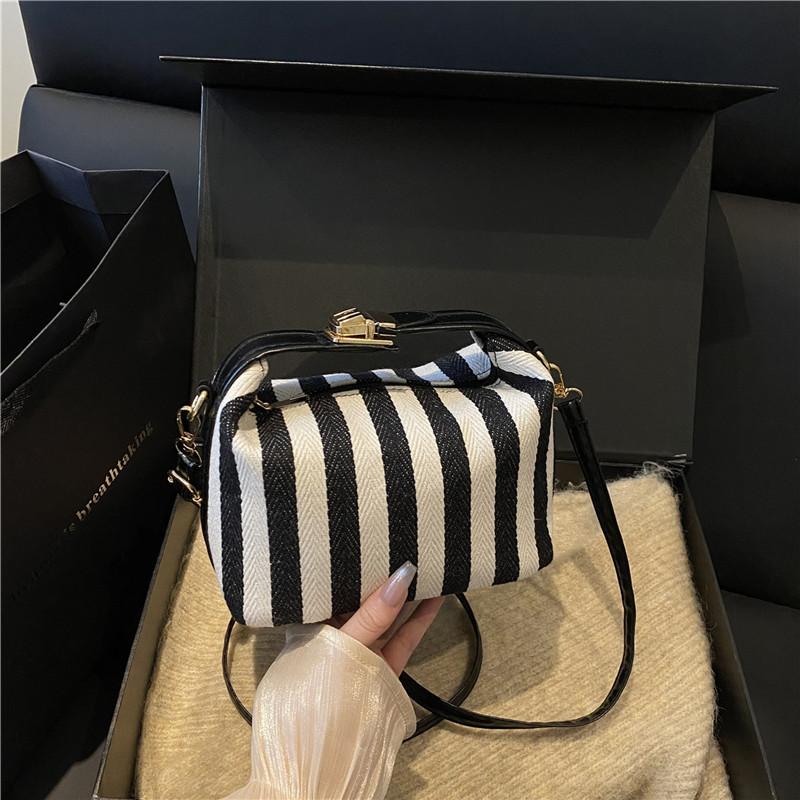 

Fashion large-capacity striped Korean version retro box bag women s fresh casual commuting personality versatile messenger bag чёрный