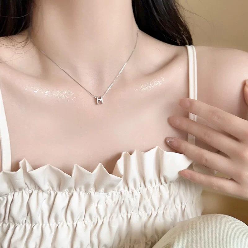 Xiaohongshu Elegante H-Anhänger Halskette: Hochwertige, vielseitige, leicht luxuriöse Schlüsselbein-Kette