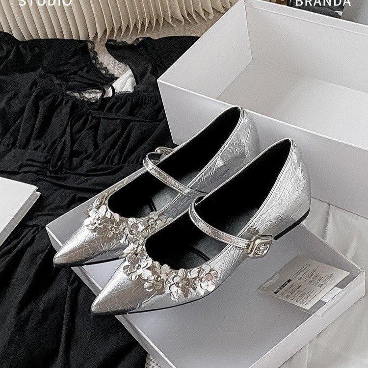 

Fashion French flower-decorated pointed-toe single shoes for women s 2025 autumn new style one-strap flat Mary Jane shoes 40 серебряный