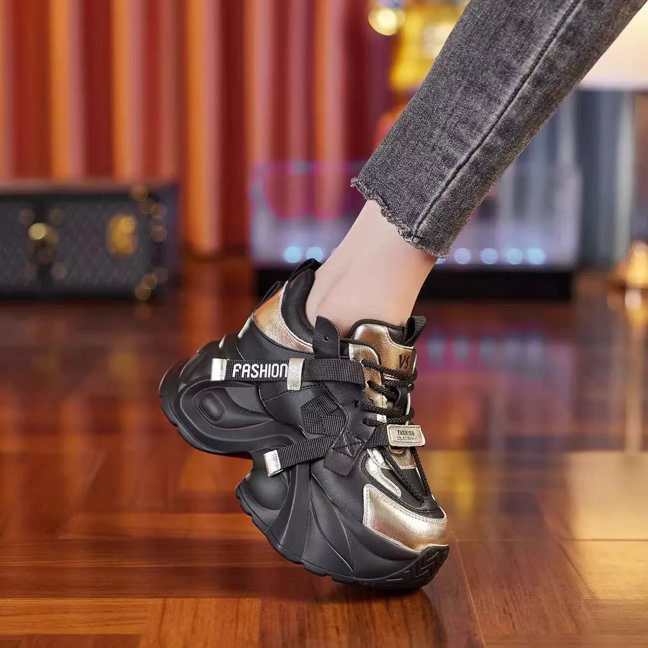 

Европейские кожаные туфли для папы, женские, лето 2024, новые туфли на платформе с кексами, повседневные, с небольшим внутренним увеличением высоты, женские туфли 39 чёрный