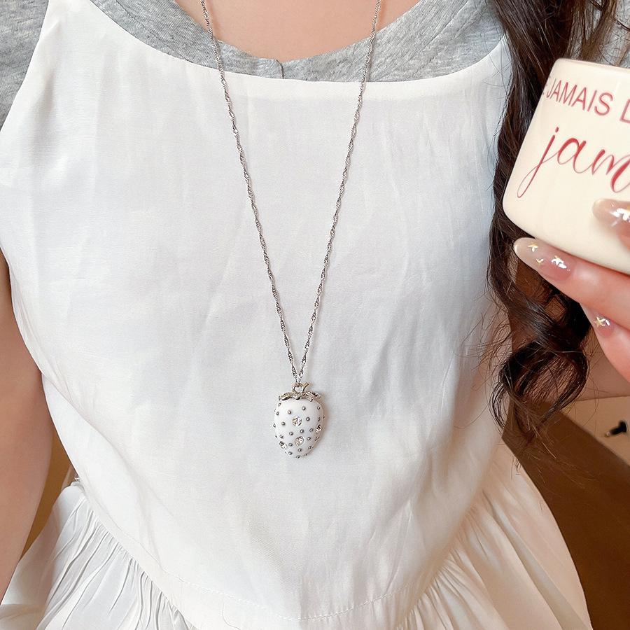 שרשרת בוהמית וינטג' עם גדילים לקפה, תליון פרפר אתני, שרשרת סוודר 2025.