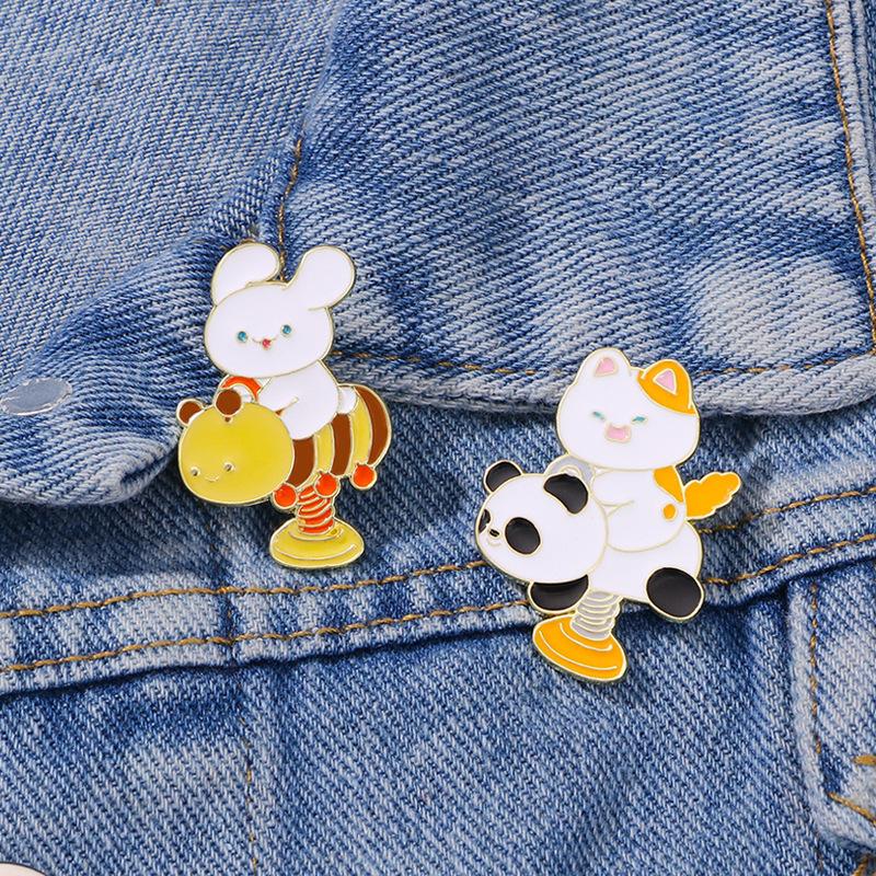 Original small animal brooch rabbit cat bee panda clothes accessories butterfly buckle schoolbag decoration