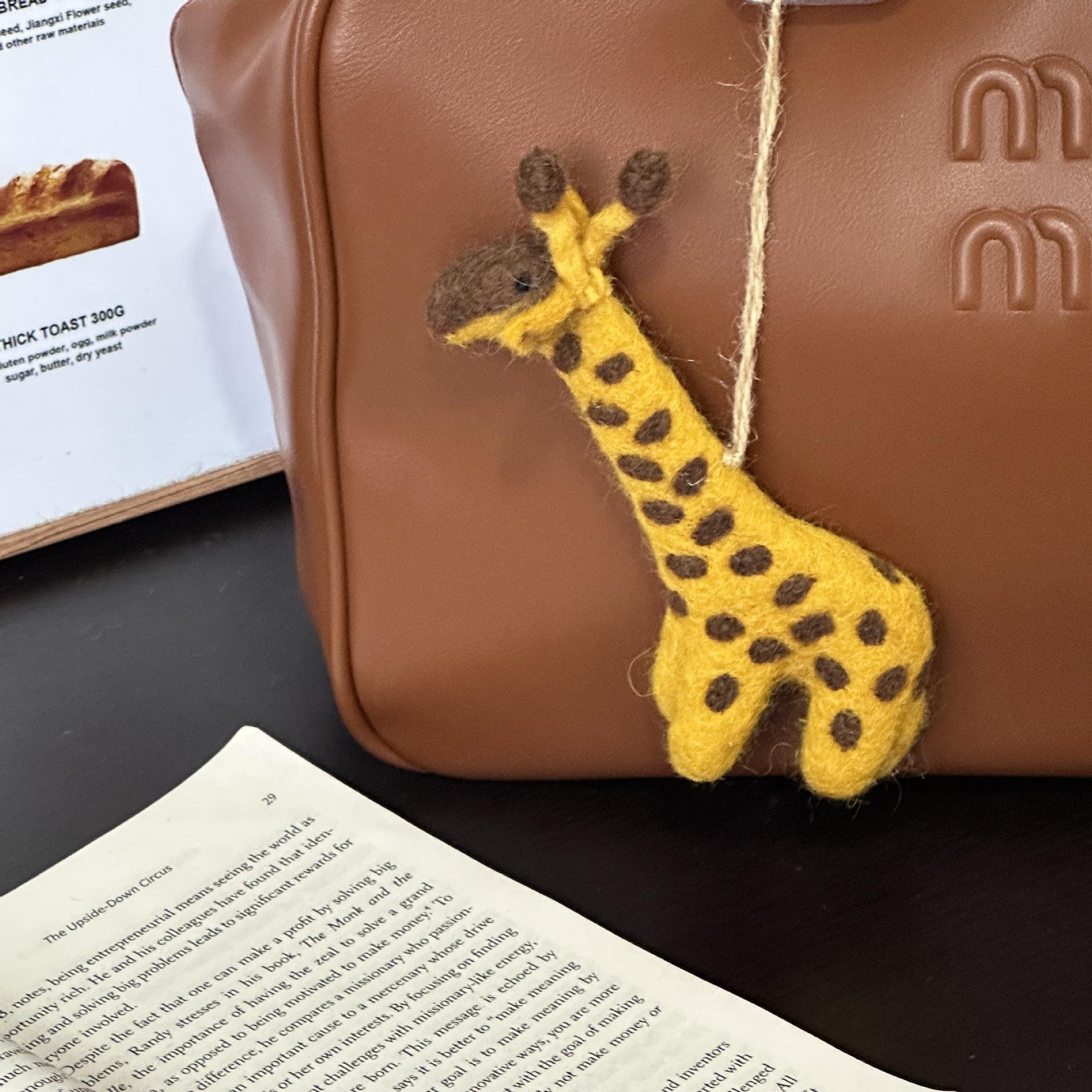 Cute Long-Necked Lingyun Doll: Handmade Wool Felt Animal Pendant and Bag Charm Souvenir