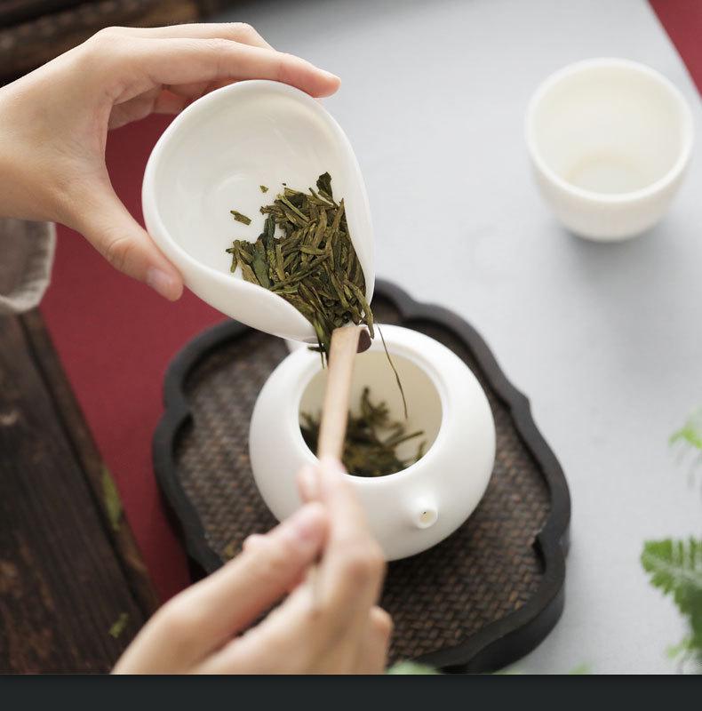 Ling Yi White Porcelain Gongfu Tea Set: Tea Spoon, Tea Measure, Portioning Tray, and Accessories.