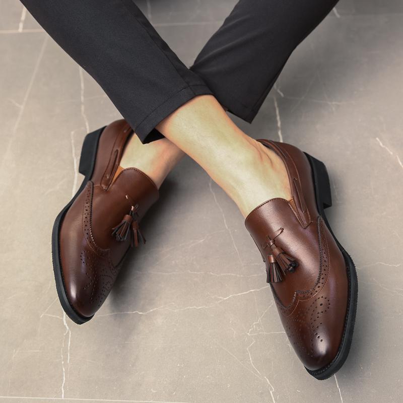 Fashion Spring New Men's Breathable Carved Tassel Casual Loafers British Style Men Comfortable Soft Sole with Pointed Toe Leather Shoes