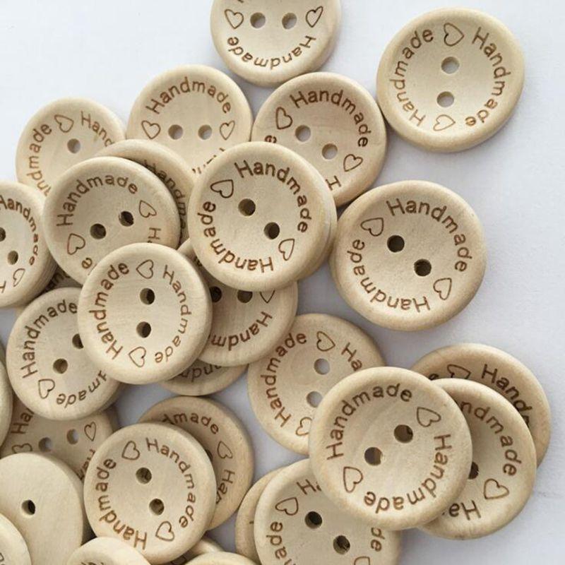 100 pezzi 15/20/25 mm intagliati fatti a mano con amore Bottoni in Legno Dorso Piatto 2 Fori Bottone di Legno Strumenti per Cucire Fai da Te Scrapbooking Artigianato