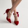 Zapatos de boda rojos de moda nuevos tacones altos de aguja puntiagudos boca poco profunda lazo perla hebilla de una palabra dos formas de llevar zapatos de novia
