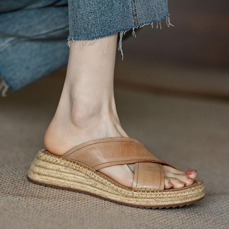 New Summer 2025 Outdoor Fashion Soft French Cross-belt Thick-soled Wedge Heel Straw-woven Cool Round Toe Soft Soles Slippers