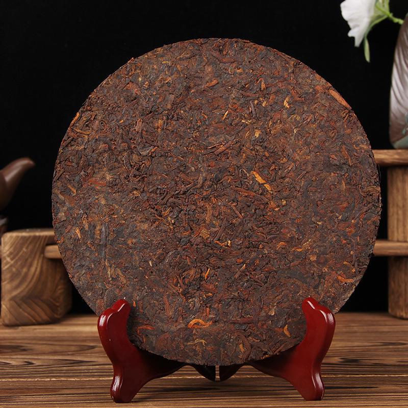 Fünf Jahre gereifter 2018 Menghai Golden Bud Pu'er Reifer Teekuchen