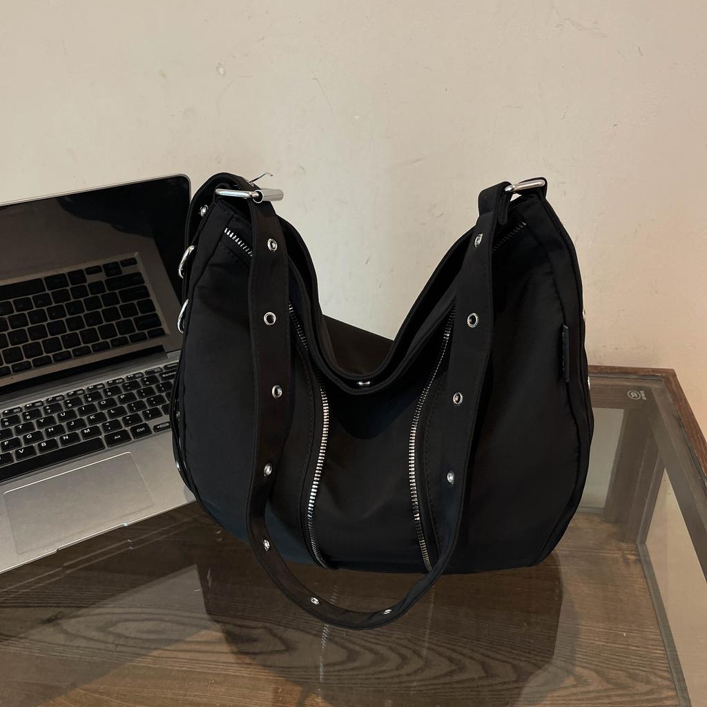 Leisure Soft Surface Nylon Cloth Bag for Women  New Fashionable and Versatile Ins Crossbody Bag, Popular Bucket Bag