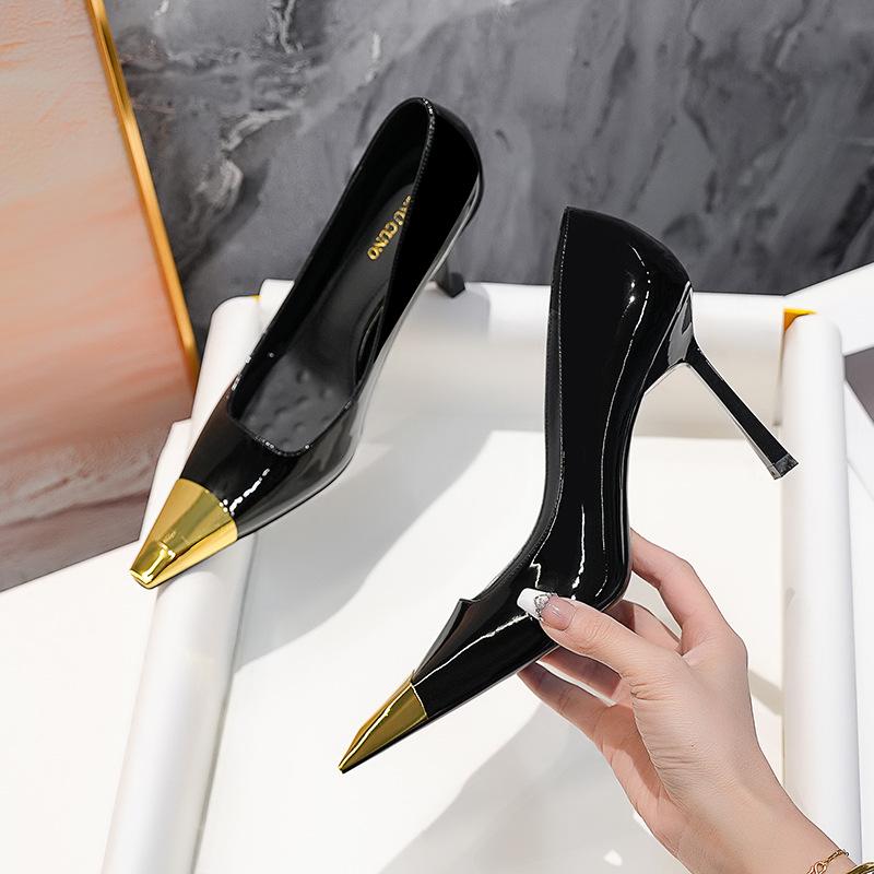 

Новые осенние черные лакированные туфли-стилеты с металлическим носком – низко вырезанные, сексуальные, стройнящие женские туфли 40