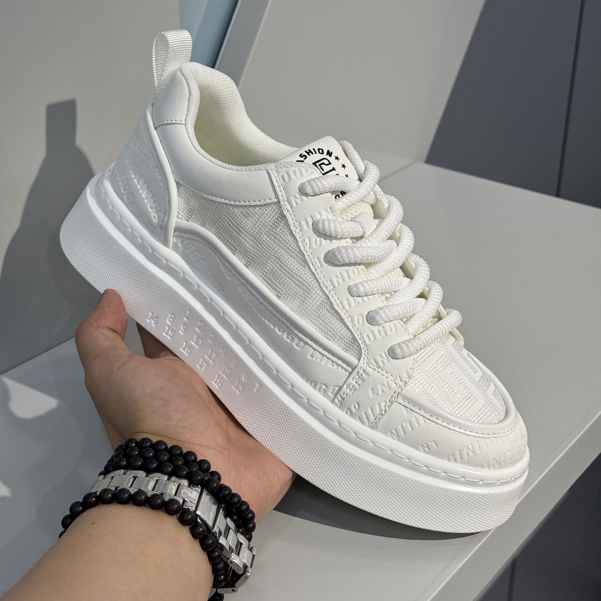 

Модная мужская белая повседневная обувь 2025 Осень Новая дышащая удобная обувь на плоской подошве Модная обувь на шнуровке для улицы с увеличением высоты Вулканизированная обувь 39 белый