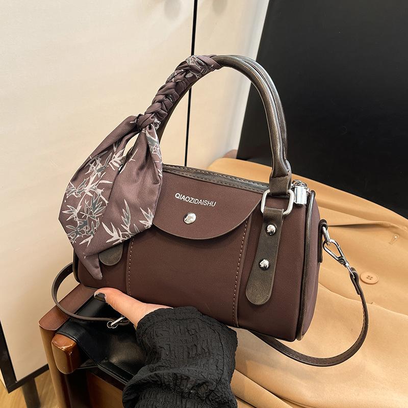 Popular small bag women's new portable pillow bag high-end retro commuter messenger bag