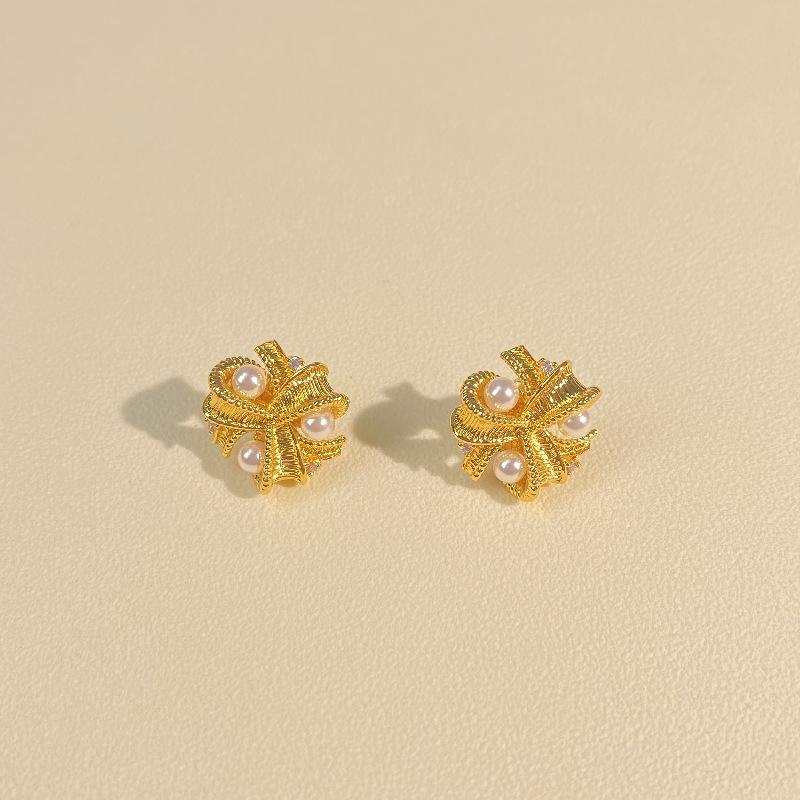 

Elegant Pearl & Zircon Floral Stud Earrings - S925 Silver