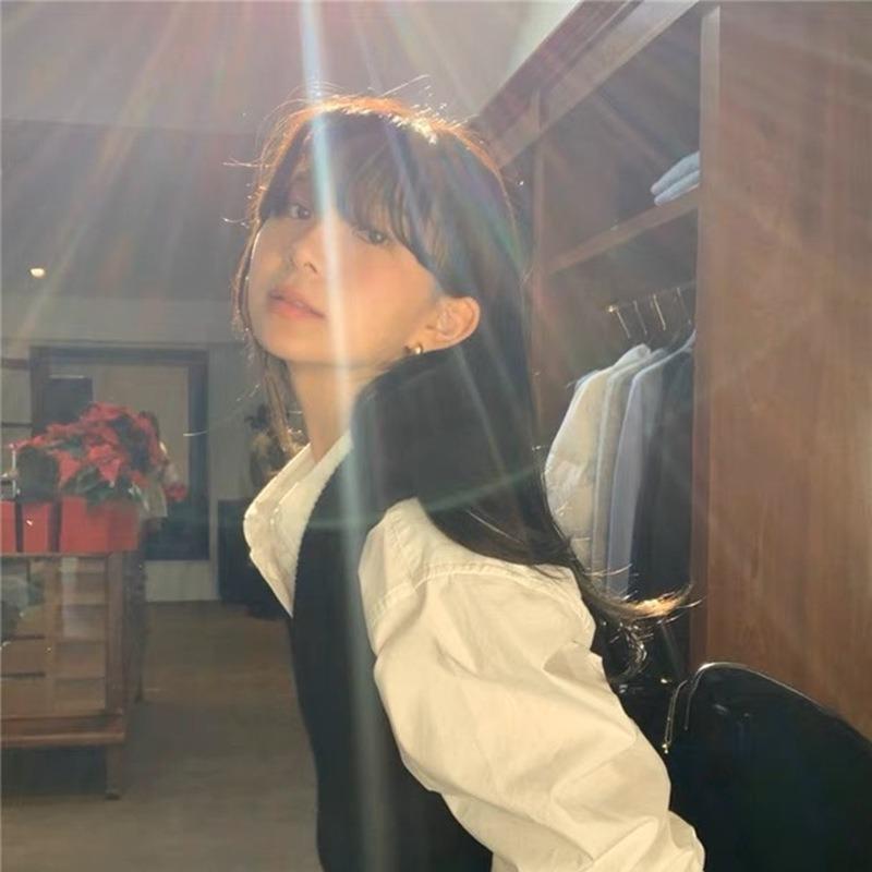 

Korean-Style Crescent Earrings: French-Inspired, Elegant, and Versatile Design золотой