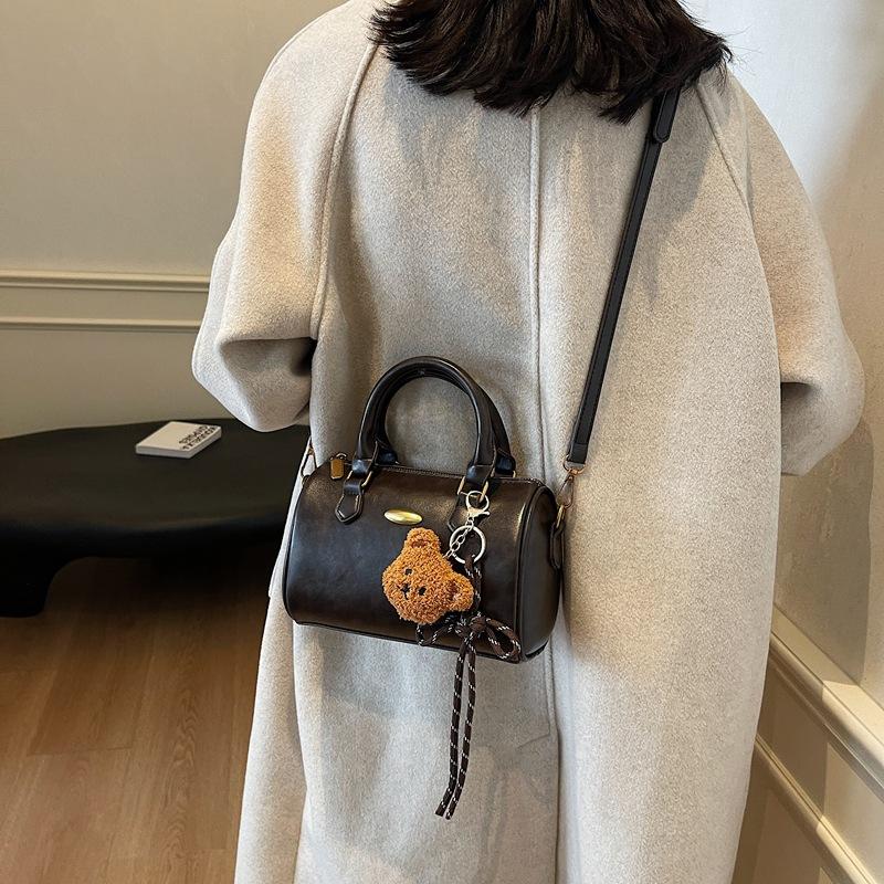 

2025 Новая женская сумка большой вместимости Модная портативная на одно плечо, через плечо, сумка-подушка Женская 21*10*14 кофейный