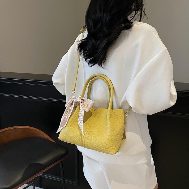 Large-capacity simple hand-carried bucket bag women's 2025 spring new Korean version fashion high-end shoulder messenger bag