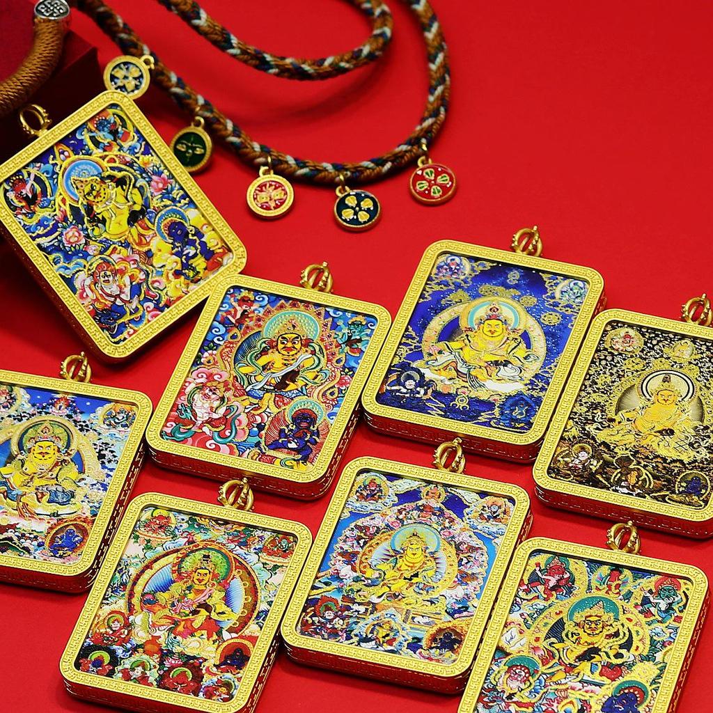 Tibetische Thangka Gelbe Jambhala Anhänger Halskette mit sechsarbigem weißen und roten Jambhala Design