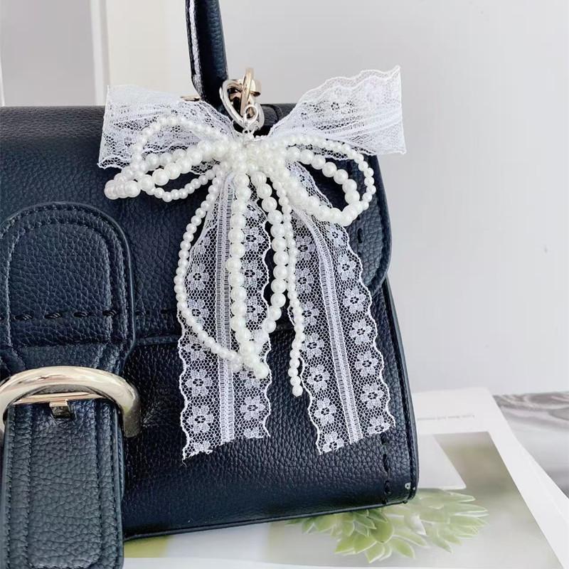 

Lace Bow Keychain with Pearl Beads Decorative Charm for Handbags Backpacks Purses and Accessories with Metal Clip Attachment One Size білий