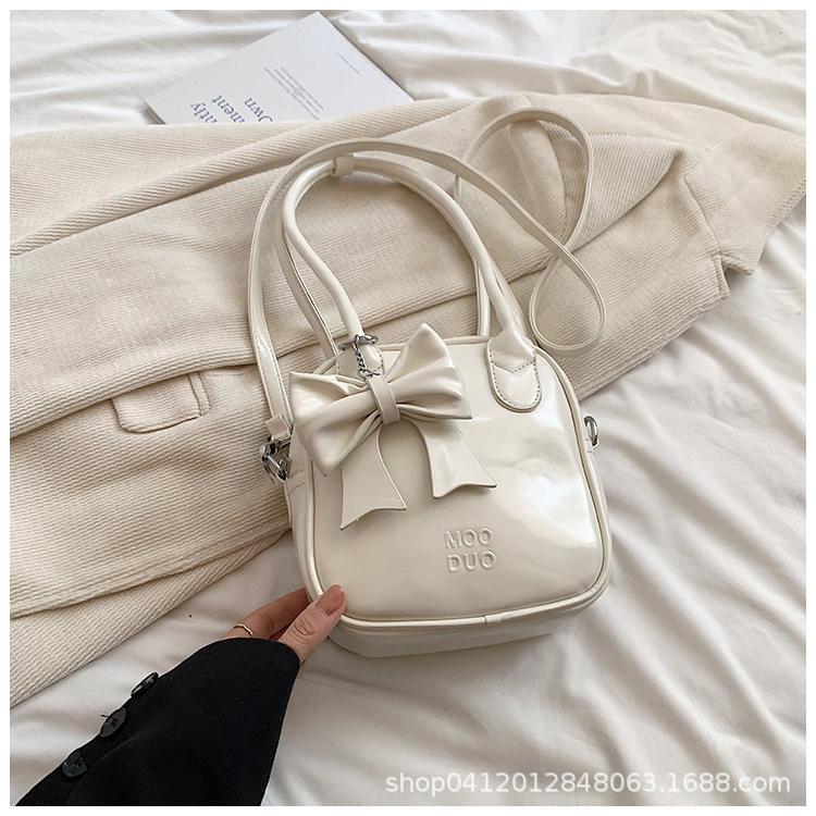 

Korean version of foreign style bow armpit bag 2025 new niche commuter messenger women s bag fashion chocolate small square bag