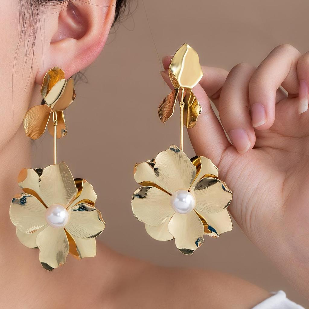 Exaggerated 3D Flower Pearl Earrings: Light Luxury, High-End Metal Style Studs