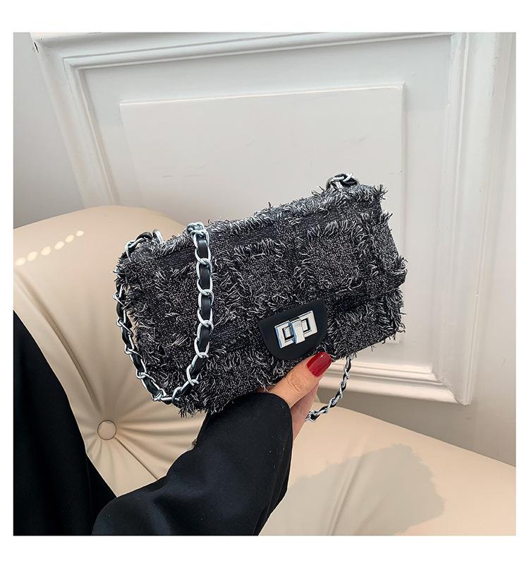 

Popular chain small square bag women s 2025 new trendy square contrasting color super fire shoulder messenger bag чёрный