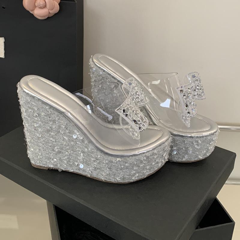 

Крутые шлепанцы лето новые одно слово с прозрачным открытым носком водонепроницаемые танкетка каблук для улицы маффин толстая подошва шлепанцы 40 серебряный