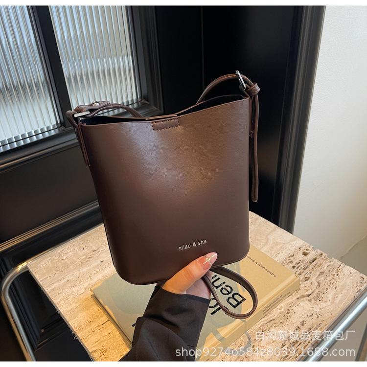 

2025 new summer fashion retro shoulder bag small bag women s Sen Meng messenger bag large capacity bucket bag темно-коричневого