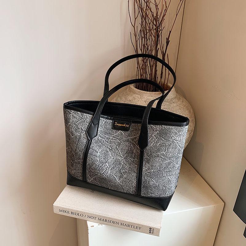 

Popular large-capacity bags women s new high-end textured shoulder bags niche fashion commuter tote bags чорний