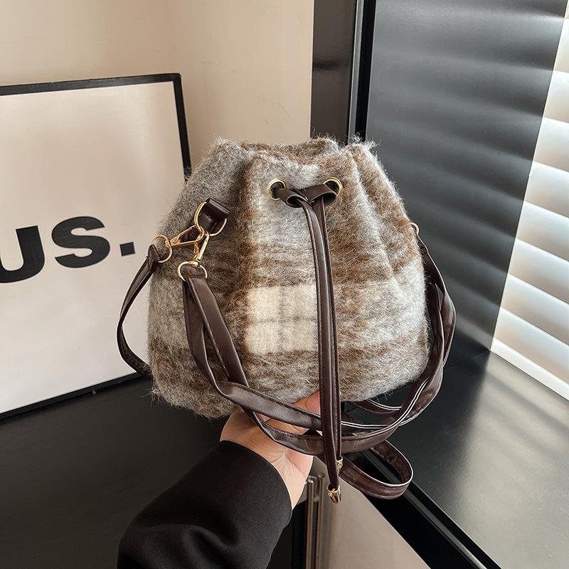 

Fashion autumn and winter new popular high-end single shoulder crossbody large capacity portable drawstring bucket bag women серый