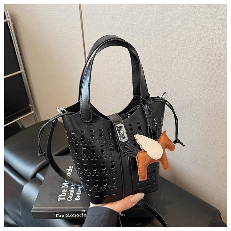 

2025 новая полая сумка лето нишевая универсальная на плечо мессенджер женская сумка пляжная женская сумка чёрный