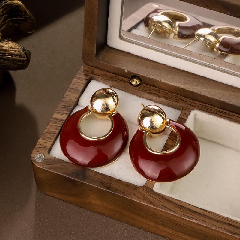 

Французские ретро серьги-кольца из винтажной бургундской эмали в гонконгском стиле: 2024 Высококачественные Уникальные Пусеты красный