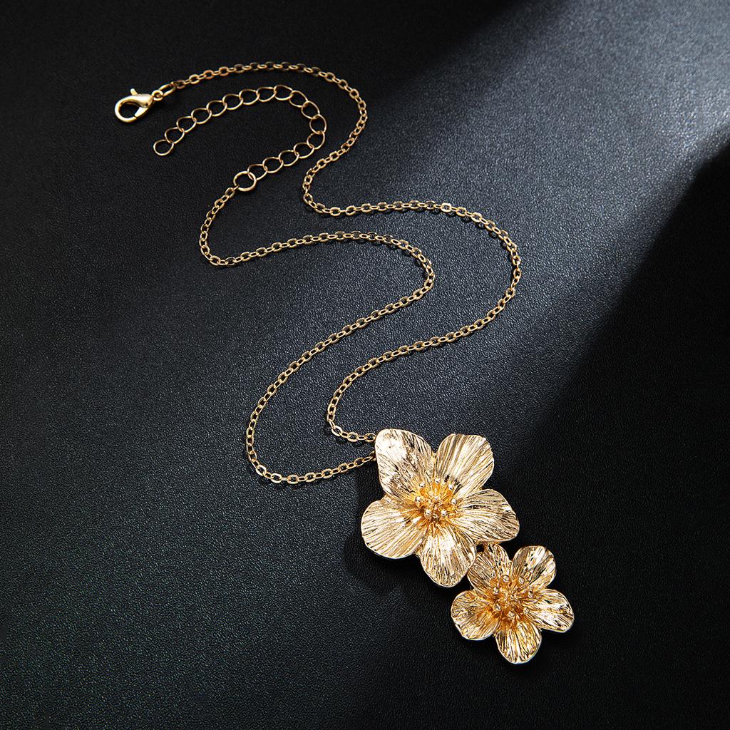Fashionable and Minimalist Metal Pleated Flower Pendant Necklace, One-piece Flower Long Collarbone Chain Necklace