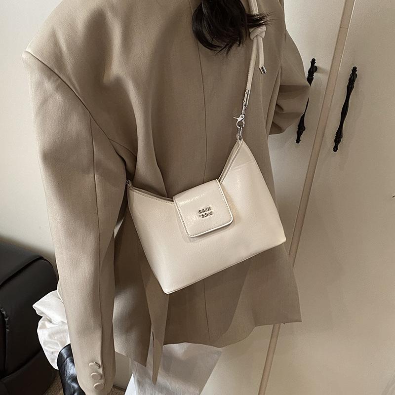 

Premium texture trendy oil wax leather underarm women s bag 2025 new fashion versatile messenger bag shoulder bucket bag