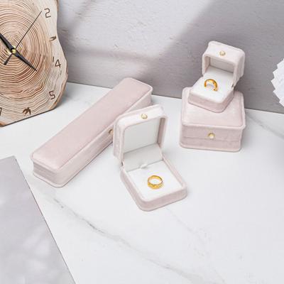 Creazione di gioielli e bijoux – Portagioie ed espositori per gioielli