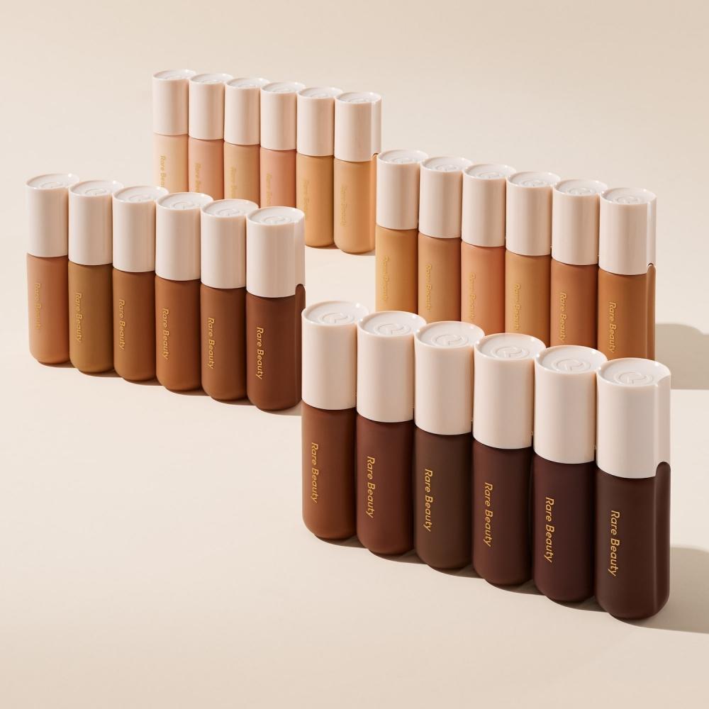 Rare Beauty By Selena Gomez Positive Light Getönte Feuchtigkeitscreme Breitbandschutz LSF 20 Sonnenschutz