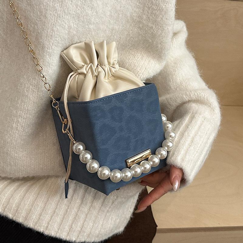 A Fashionable Crossbody Bag, A Niche Expression of A Single-shoulder Hand-held Bucket Bag