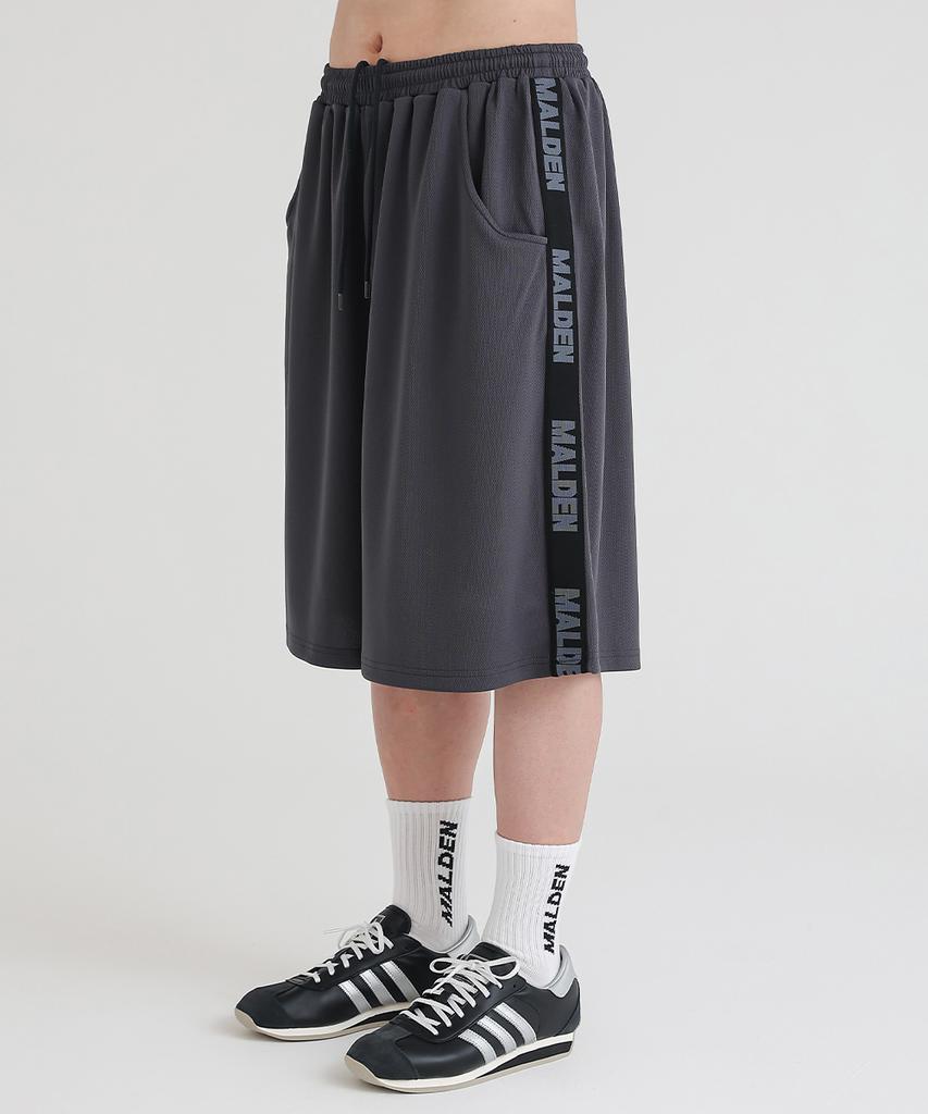 Moldeun Mesh Lettering Bermuda Shorts 3/4 Length
