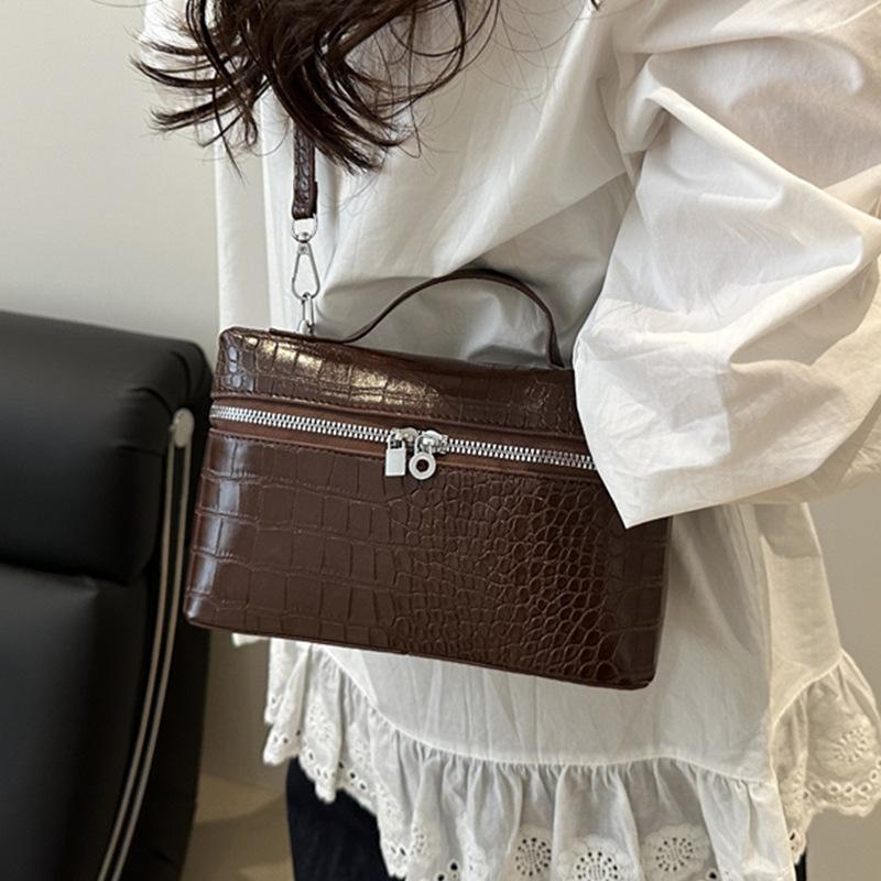 

Portable small bag women s 2025 new trendy temperament casual foreign style shoulder bag niche design crossbody small square bag білий