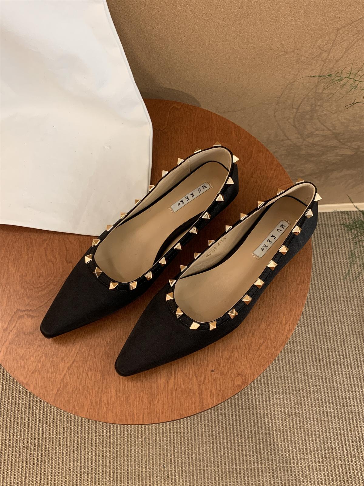 

Fashion Walking Driving 2025 New Pointed Toe Women Flat Shoes Rivets Classic Ladie Flats Black All Match Soft Boat Shoes Ladies Shoes 35