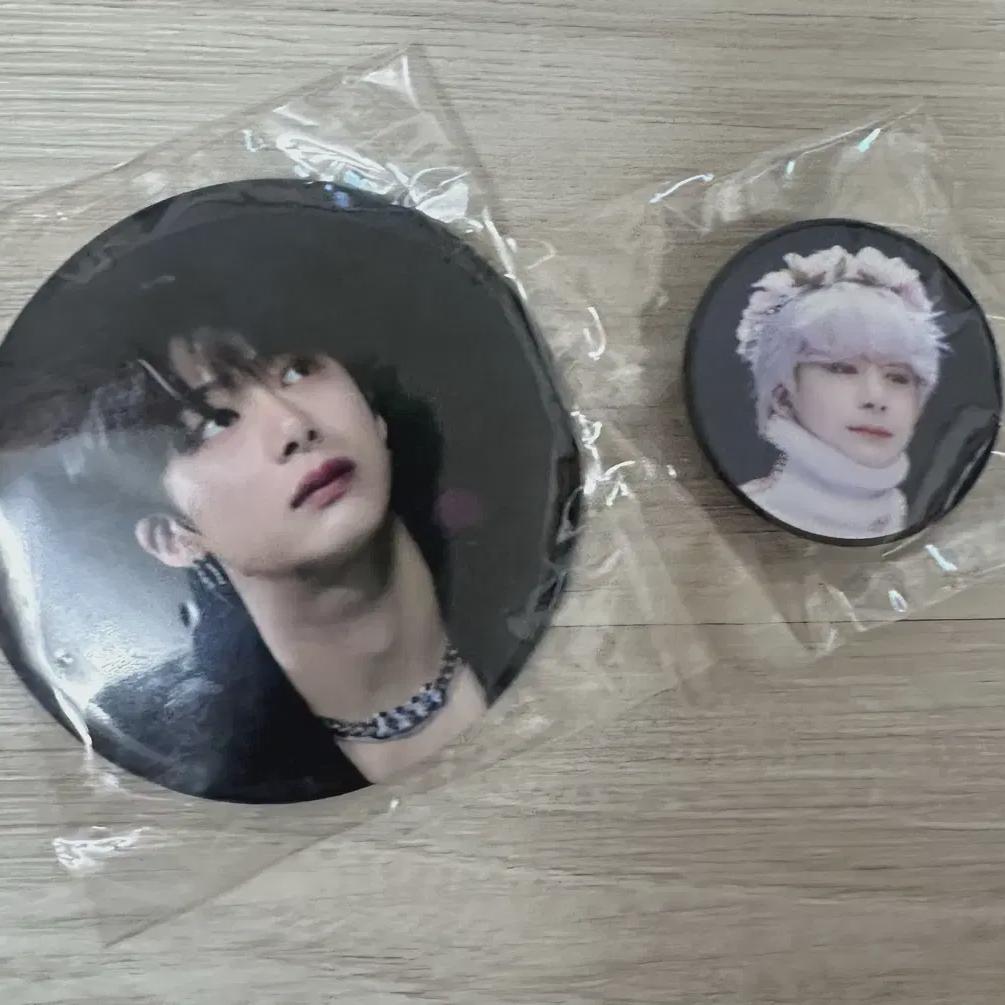 

Monsta X Hyungwon Hand Mirror Grip Talk