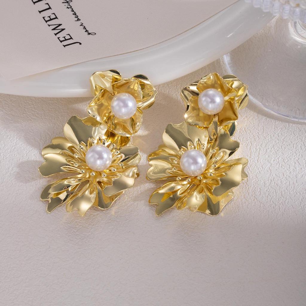 Exaggerated 3D Flower Pearl Earrings: Light Luxury, High-End Metal Style Studs