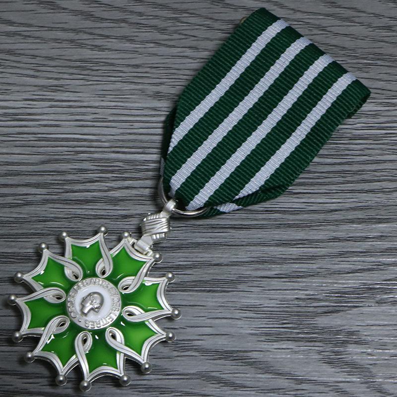 

Репродукция памятной медали французского искусства и литературы и рыцарской офицерской медали. серебряный