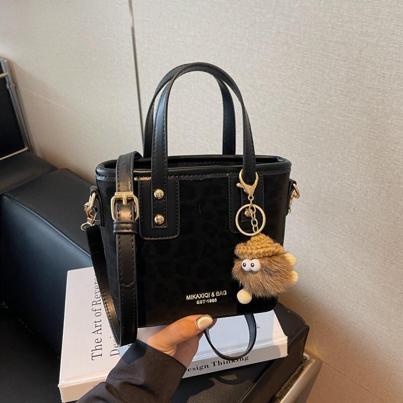 Hand Carry Simple and Versatile Bucket Bag Women's New Trend Fashion Niche Design Crossbody Small Square Bag