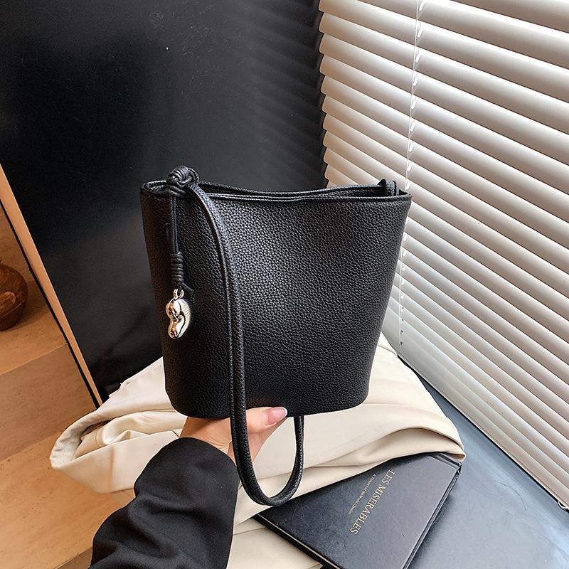 2025 Summer New Bucket Bag Women's Fashion Versatile High Sense Niche Shoulder Messenger Bag
